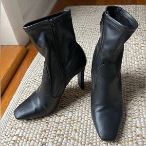 ALDO black ankle booties
Size 8.5